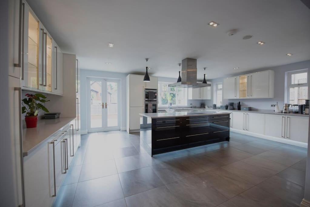 Luxury 6 Bedroom House With Parking - Northwood Exterior photo
