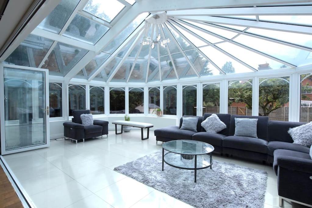 Luxury 6 Bedroom House With Parking - Northwood Exterior photo